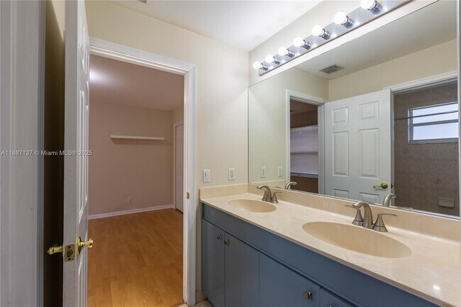 Building Photo - 18520 SW 39th Ct