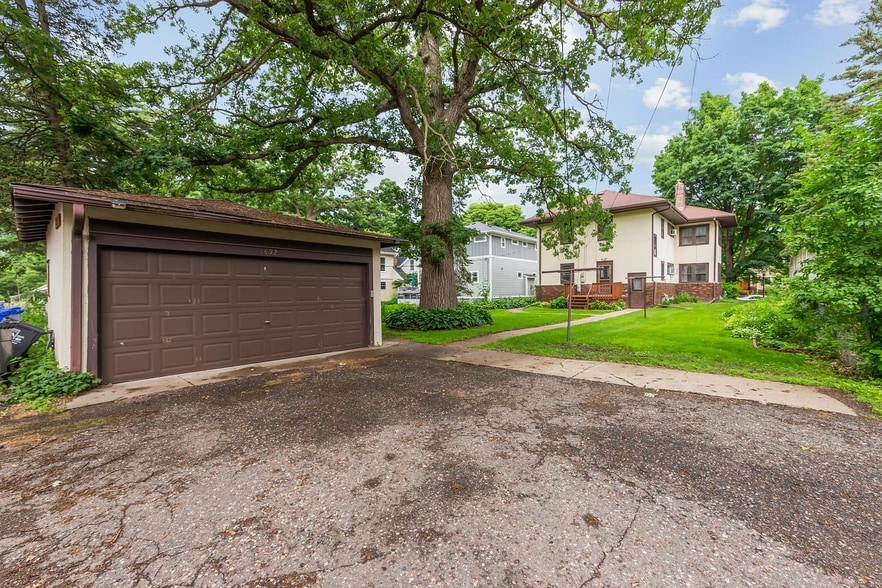Off-Stree Parking - 1892 Lincoln Ave