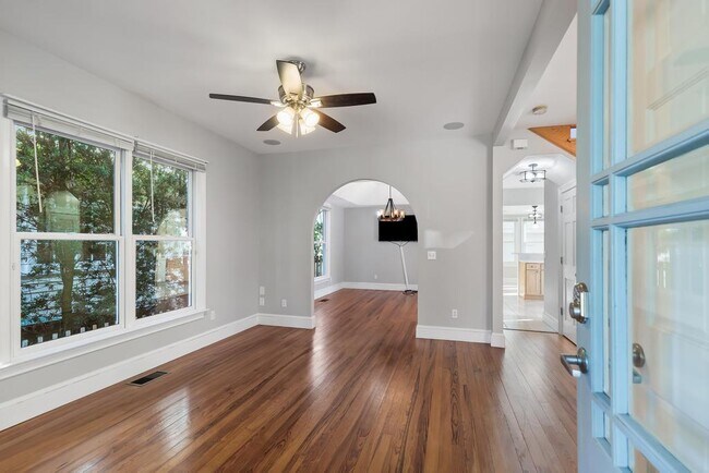 Building Photo - 313 St George St