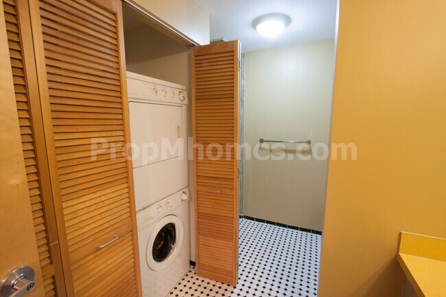 Building Photo - Vibrant One Bedroom Loft w/ City Views In ...