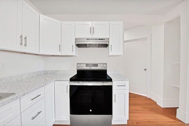 Building Photo - Renovated 2 Bedroom in Downtown Victorian Complex