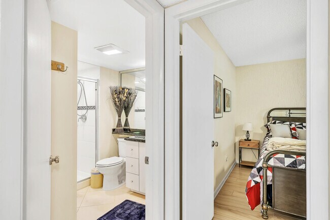 Building Photo - 9285 Vista del Lago