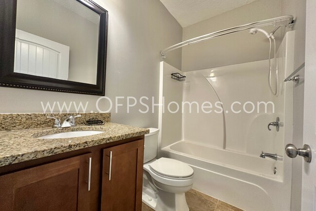 Building Photo - South Crestview 4/3 Available NOW!