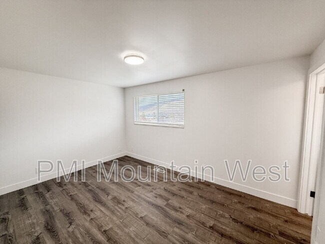 Building Photo - 1011 Claremont Dr