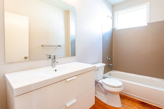 Building Photo - 1715