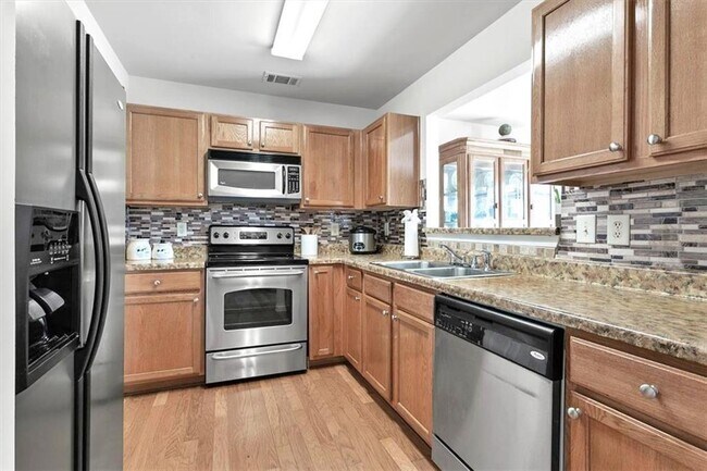 Building Photo - 2760 Englewood Dr