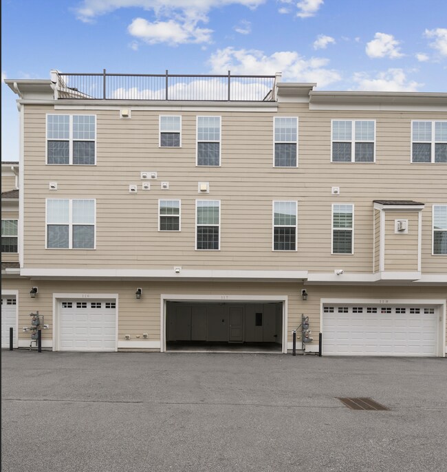 Building Photo - Luxury Townhome with Elevator and Rooftop Terrace