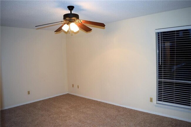 Building Photo - 16819 Village Oak Loop