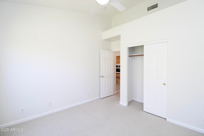 Building Photo - 902 E Desert Flower Ln