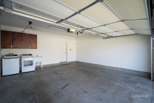 Building Photo - AVAILABLE NOW! Ready to move in 3-bedroom,...