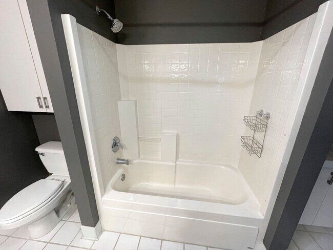 Building Photo - Fantastic Irvington Place Condo with Washe...