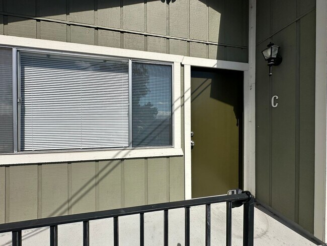 Building Photo - 1295 Bond St