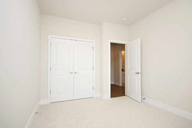 Building Photo - Beautiful Light-Filled Avinity Townhome