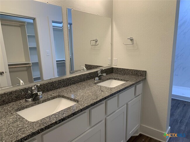 Building Photo - 1854 Royal Loop