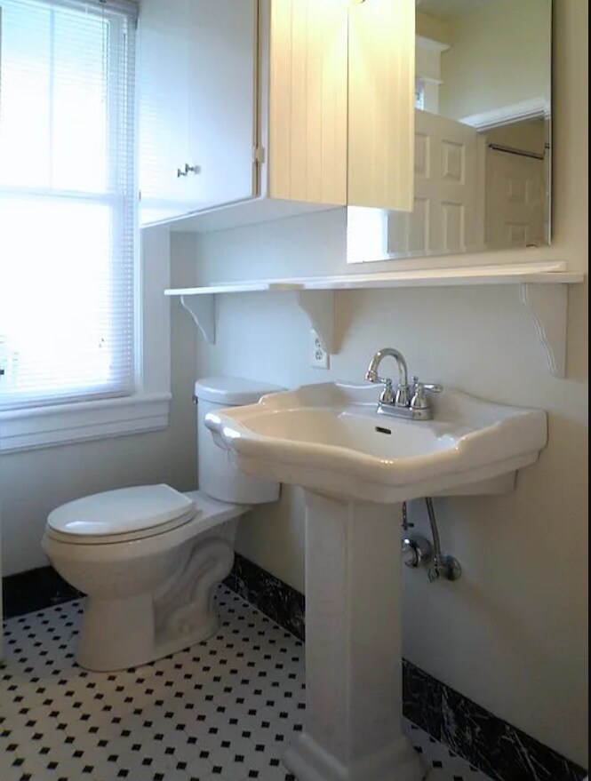 Hall Bath - 523 Arbutus Ave SE
