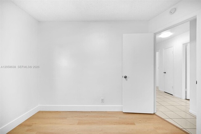 Building Photo - 304 SW 77th Ave
