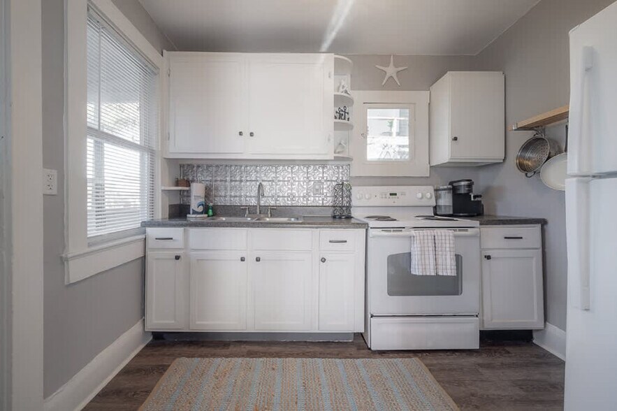 Building Photo - 5706 N Suwanee Ave