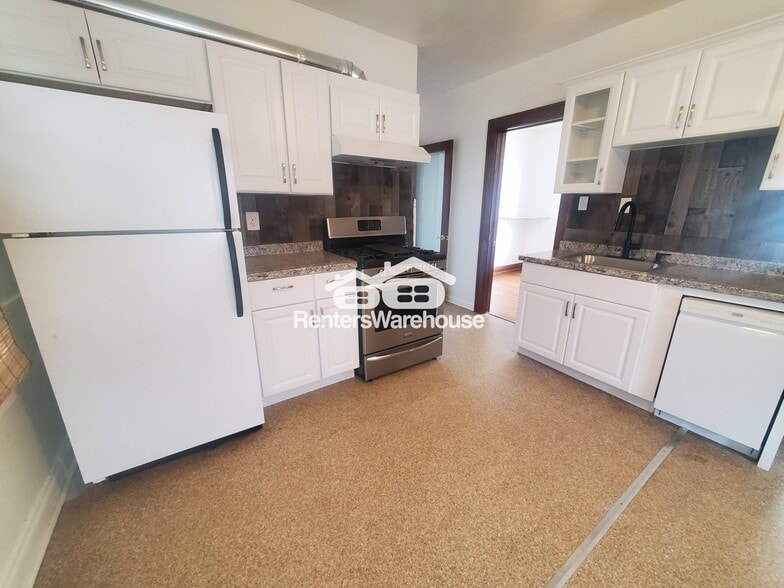 Building Photo - 1607 S 73rd St