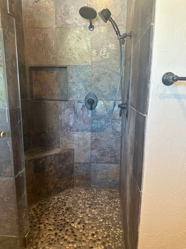 Building Photo - 4 Bedrom 2.5 baths Beauty