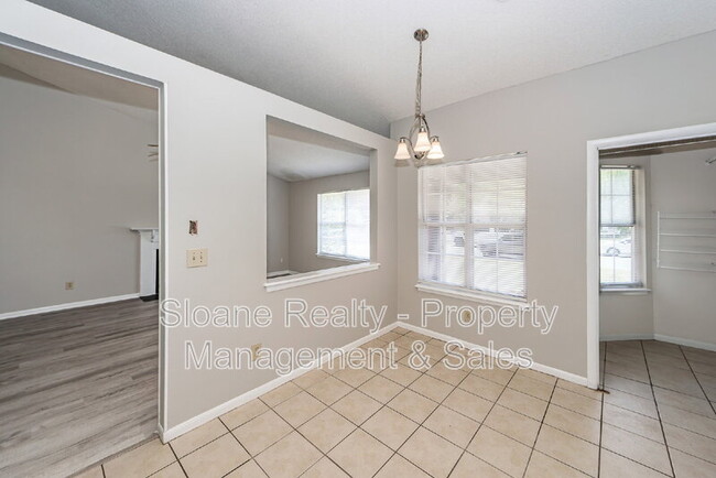 Building Photo - 1022 Oakcrest Dr