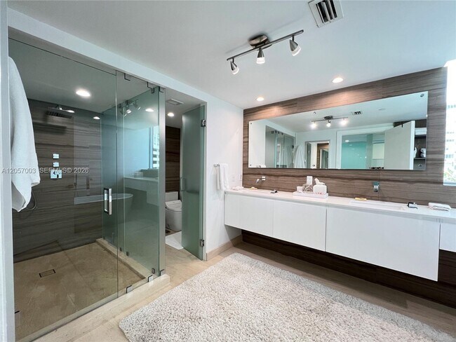 Building Photo - 1331 Brickell Bay Dr
