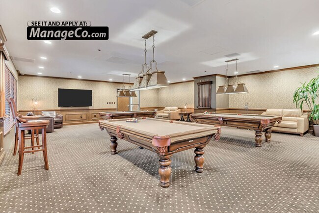 Building Photo - Chic 1BR/1.5BA Condo w/ Unbeatable Downtow...