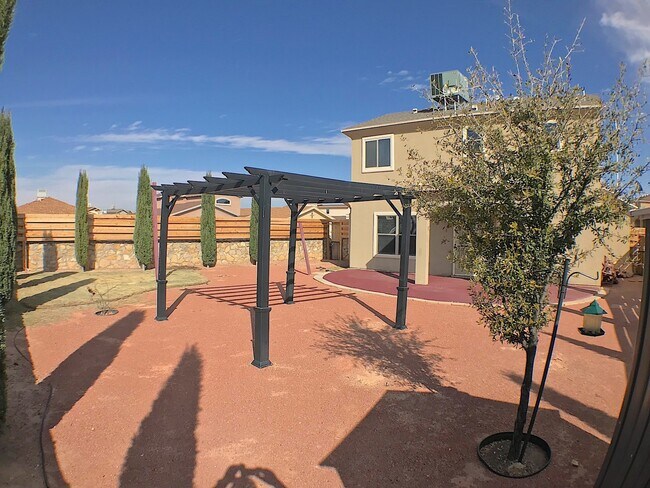 Building Photo - Northeast El Paso 3 Bed Refrig A/C