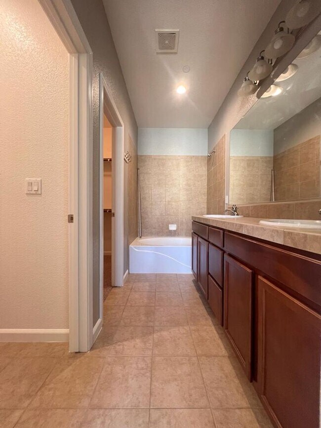 Building Photo - 427 Anchor Ln