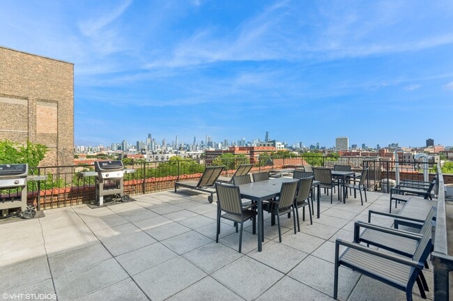 Building Photo - 1735 N Paulina St