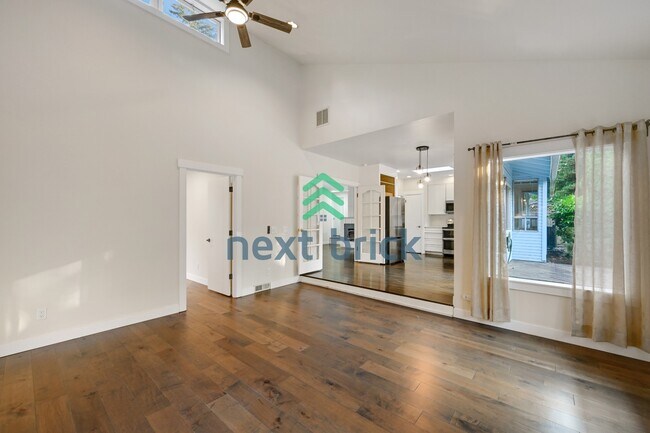 Building Photo - "Charming Bellevue 4-Bed Oasis with 2 Baths - Spacious 1560 Sq Ft Retreat!"