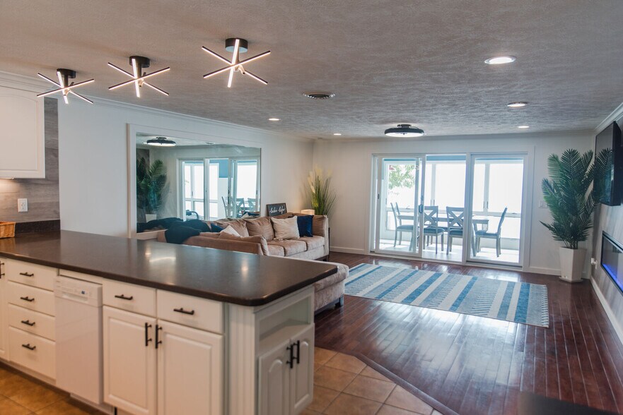 Building Photo - 7633 S West Bay Shore Dr