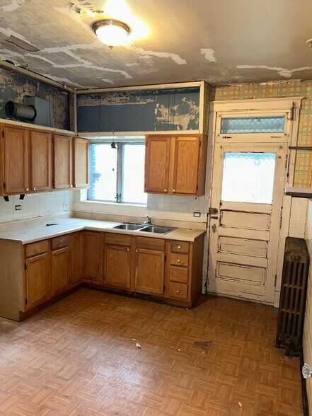 Building Photo - 4845 Anderson Ave
