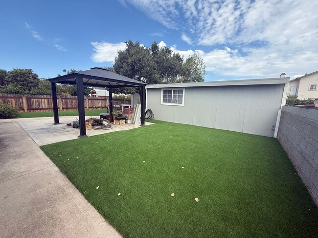 Building Photo - Charming 2 Bedroom, 2 Bath Home with Fence...