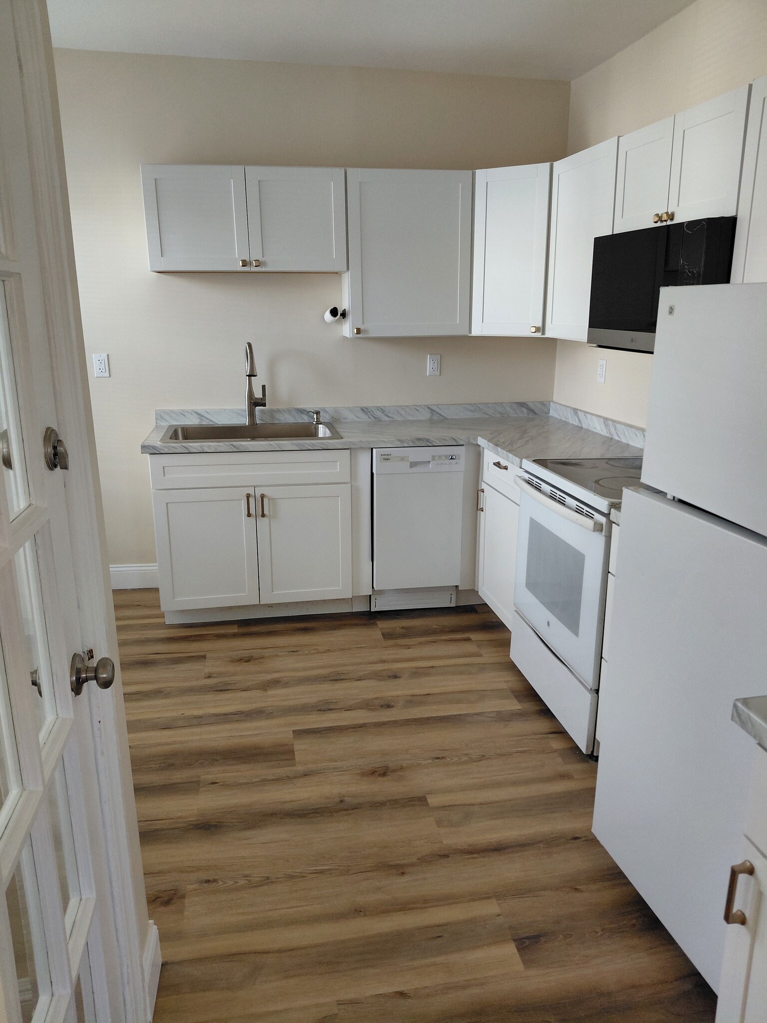 Kitchen - 41 Saratoga Ave