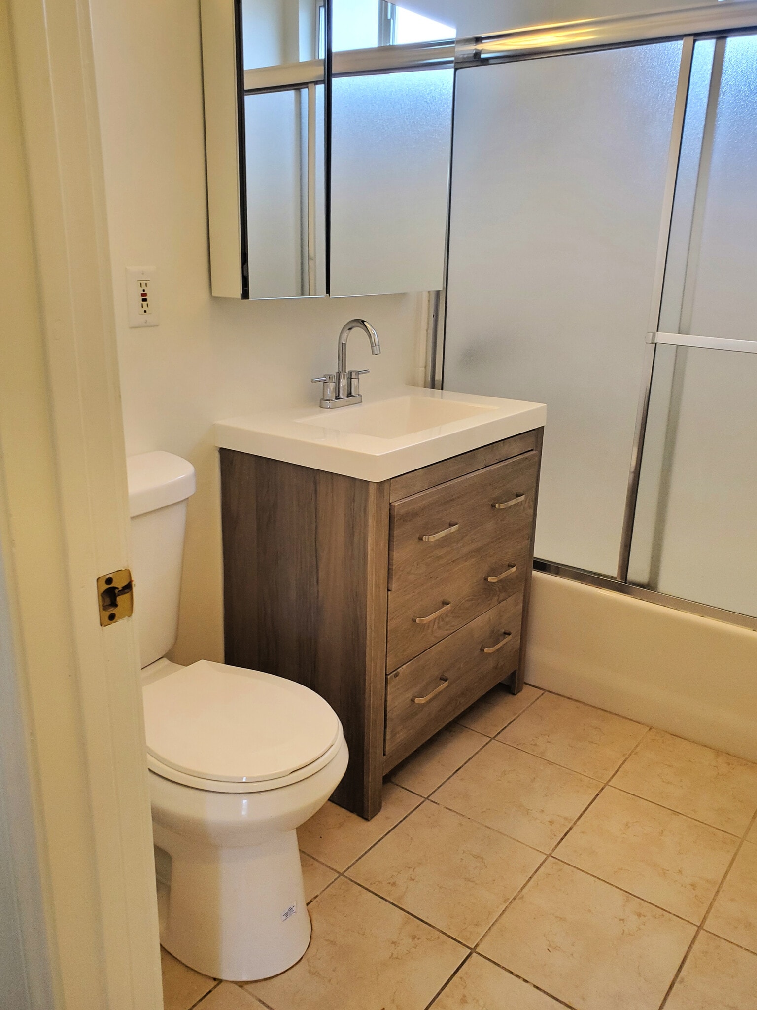 Full bath #2 wit new vanity & mirror - 17961 Lull St