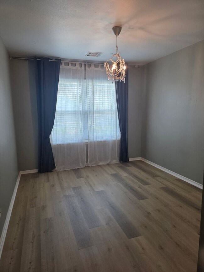 Building Photo - Beautiful home offers open floor plan with...