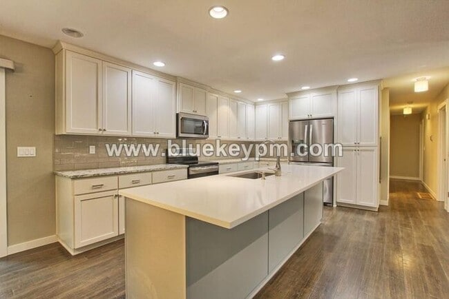 Building Photo - 4 Bed, 3 Bath Split Level Home in Sherwood