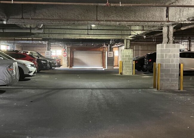 Building Photo - 1209 Summit Ave