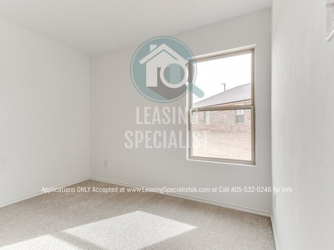 Building Photo - MOVE IN SPECIAL on This Spacious 3 Bed 2 B...