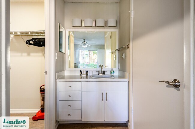 Building Photo - 1000 Palm Pl Dr NE