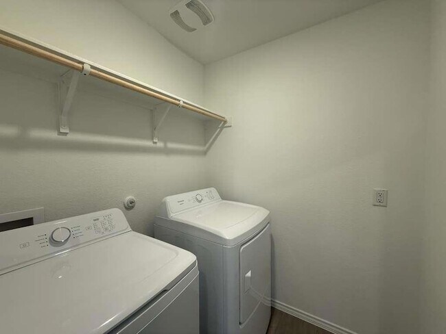 Building Photo - 205 Herald Dr