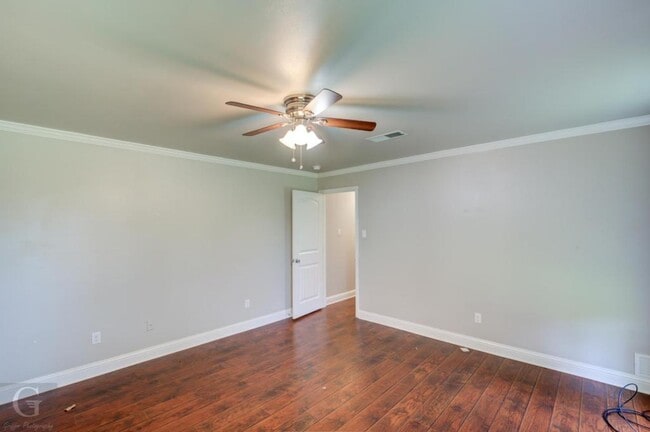 Building Photo - 425 Plaza Cir