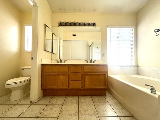 Building Photo - 4 bed, 2.5 bath located in Corona, CA!
