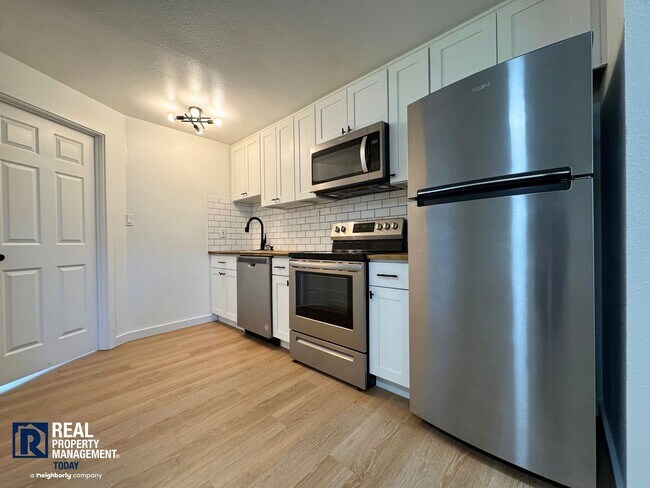 Building Photo - Renovated 1BR w/ Patio, Yard Access & Pet-Friendly Living!