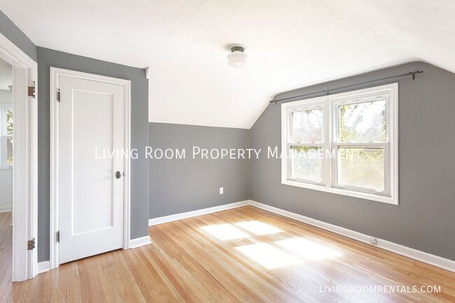 Building Photo - 5026 N Commercial Ave