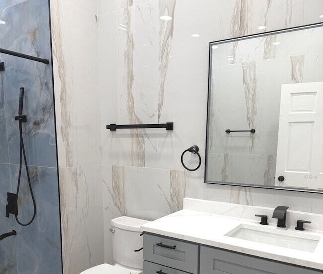 Building Photo - 2915 N Clybourn Ave