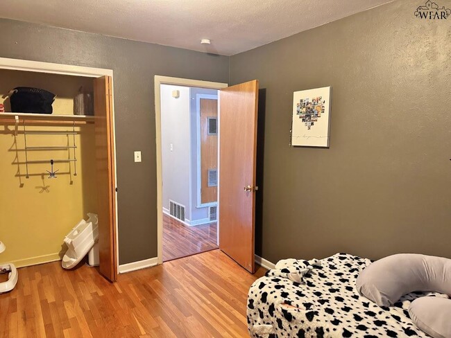 Building Photo - 405 Vaughn St