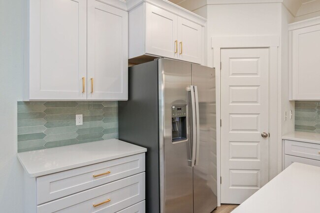 Building Photo - 807A Cedar Ave S