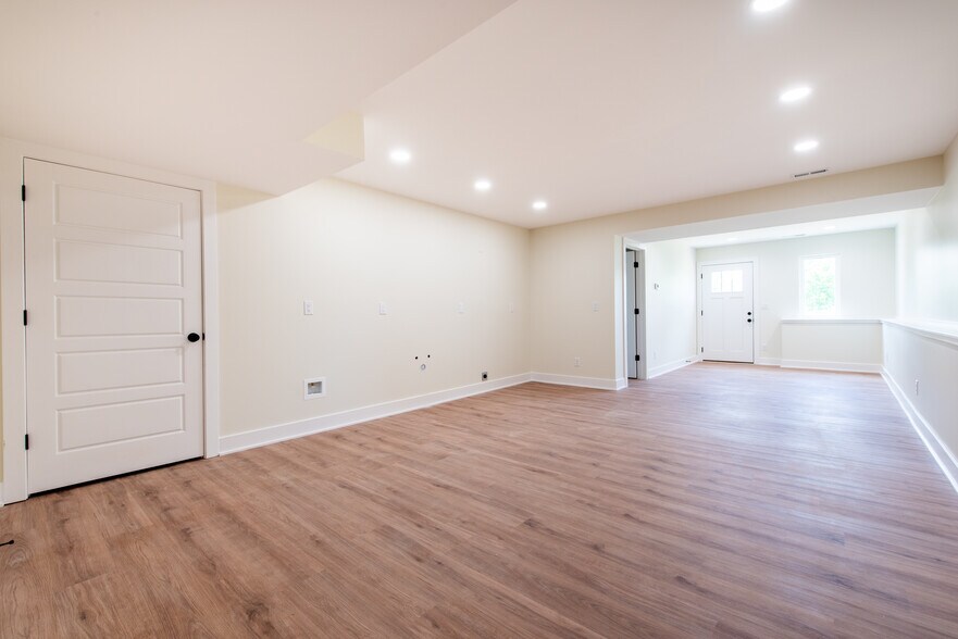 Building Photo - 8301 Acme Way
