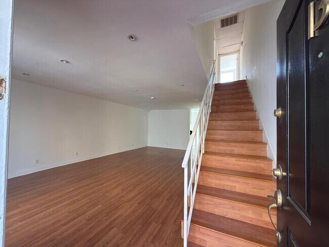 Building Photo - Sherman Oaks Townhome